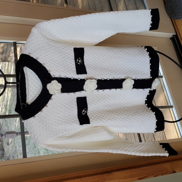 Elegant White & Black Pearl Beaded Sz M Cardigan w Crochet Floral Button Accents - Picture 4 of 12